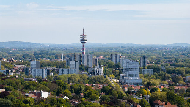 Vue a&eacute;rienne d la ville de Mons-en-Baroeul dans le d&eacute;partement du Nord, r&eacute;gions Hauts de France et la tour hertzienne de Villeneuve d'Ascq