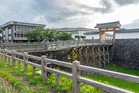 山形市 山形城跡（霞城公園）に復元された本丸一文字門と大手橋の全景、夕暮れ時の静かな史跡風景/Panoramic View of the Restored Honmaru Ichimonji Gate and Ote Bridge at Yamagata Castle Ruins