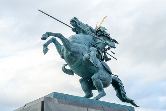 山形市 山形城跡（霞城公園）に立つ、指揮を執る最上義光公の勇ましく躍動感あふれる騎馬像/The Dynamic and Heroic Equestrian Statue of Yoshiaki Mogami at Yamagata Castle Ruins