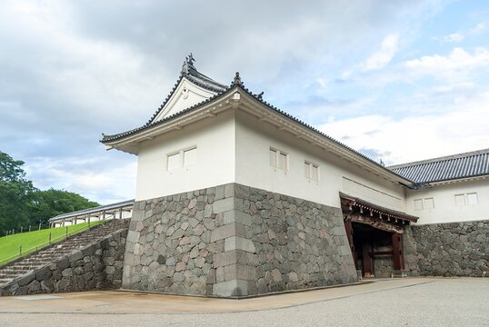 山形市 山形城跡（霞城公園）に堂々とそびえる復元された二ノ丸東大手門、堅牢な石垣と白壁の美しいコントラスト/The Imposing Restored Ninomaru Higashi-Ote Gate Standing Proudly at Yamagata Castle Ruins