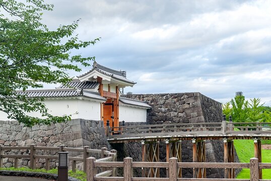 山形市 山形城跡（霞城公園）に復元された本丸一文字門と大手橋、石垣と白壁が調和する夏の史跡風景/The Restored Honmaru Ichimonji Gate and Wooden Ote Bridge Over the Moat at Yamagata Castle Ruins