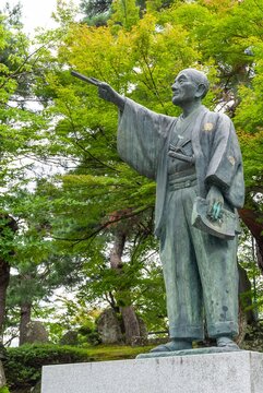 米沢市 上杉神社の境内に立つ「上杉鷹山公之像」、指針を示す名君の立像と鮮やかな新緑の風景/Standing Statue of Lord Uesugi Yozan Amidst Vibrant Fresh Greenery at Uesugi Shrine
