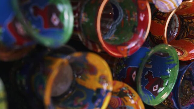Bunte handbemalte Dekogl&auml;ser auf kunstvollem Verkaufsstand