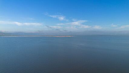 Obraz premium Aerial View of Calm Blue Lake Under a Cloudy Sky
