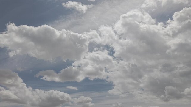 Nubes brillantes con reflejos del sol