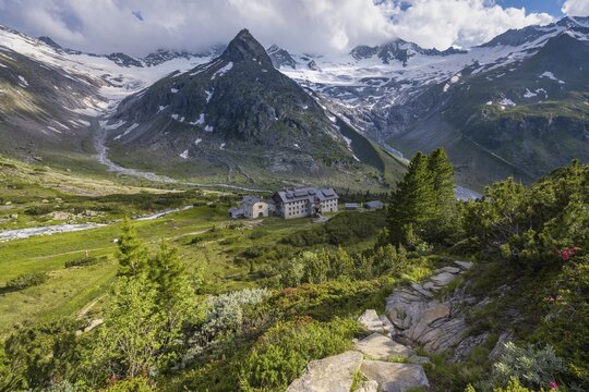 Berlin hut on the Berliner H&ouml;henweg, Steinmandl mountain peak, Waxeggkees and Hornkees glaciers, Zillertal Alps, Zillertal, Tyrol, Austria