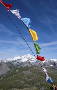 B&ouml;ses Weibl summit with colourful prayer flags, view of picturesque mountain landscape with snow-covered summit of the Gro&szlig;glockner, Wiener H&ouml;henweg, Schober group, Hohe Tauern National Park, Carinthia, Austria
