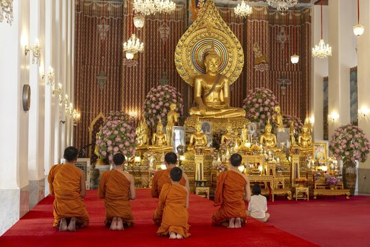 Puja at Wat Chana Songkhram, Bangkok, Thailand
