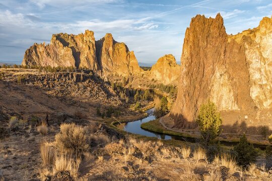 Sunrise, canyon with the Crooked River and striking rocky peaks, Red Wall and The Christian Brothers rock formations, Smith Rock State Park, Oregon, USA