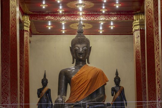 Buddha statue, Bhumispara-mudra, Buddha Gautama at the moment of enlightenment, Wat Ong Teu, Vientiane, Laos