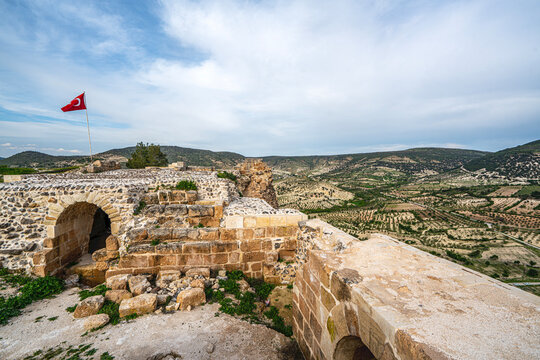 The scenic views of Ravanda Castle, locally known as Ravanda Kalesi, are situated on a hill west of the village of Belen&ouml;z&uuml;, in the province of Kilis, Turkey. 