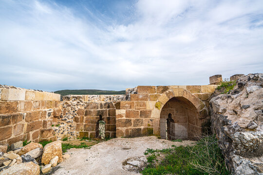 The scenic views of Ravanda Castle, locally known as Ravanda Kalesi, are situated on a hill west of the village of Belen&ouml;z&uuml;, in the province of Kilis, Turkey. 