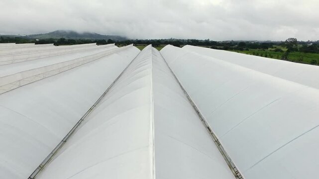 Toma a&eacute;rea de una carpa de invernadero.
