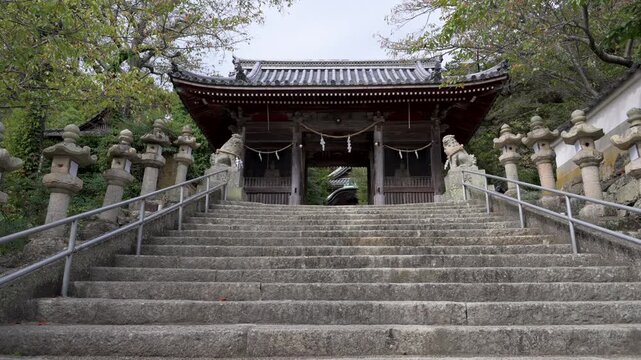 赤穂坂越 大避神社の参道石段と神門