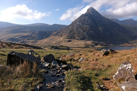 Aaron Lloer stream running down to Llyn Ogwen in Ogwen Valley with Tryfan peak in the background, Eryri National Park, fomaly Snowdonia, North Wales, UK.