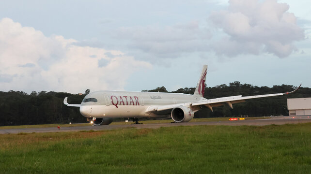 Aeronave da Qatar Airways em opera&ccedil;&atilde;o no Aeroporto Internacional de Guarulhos sob c&eacute;u nublado durante movimenta&ccedil;&atilde;o a&eacute;rea. Guarulhos, SP em 09 Maio 2026