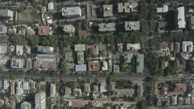 Vista a&eacute;rea cenital de manzanas urbanas en Santiago de Chile, concepto de planificaci&oacute;n y cuadr&iacute;cula.