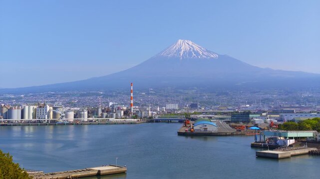 富士山と田子の浦港の風景 静岡県 左パン撮影