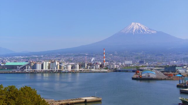 富士山と田子の浦港の風景 静岡県 右パン撮影