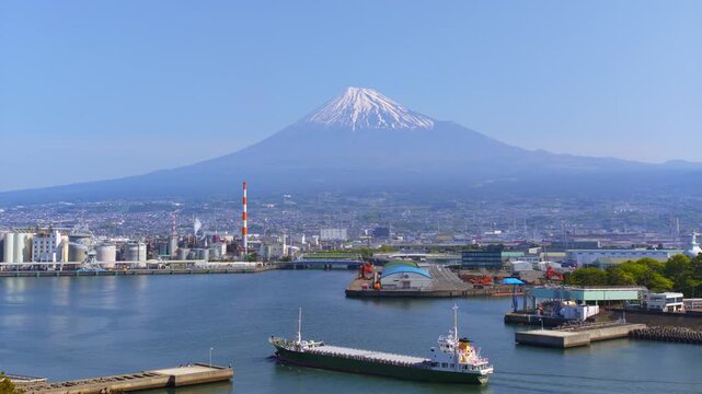 富士山と田子の浦港の風景 静岡県 左パン撮影 船の航行