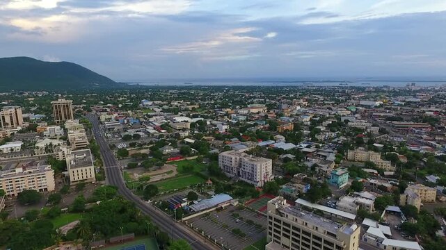 Toma a&eacute;rea panor&aacute;mica de la ciudad de Kingstone, Jamaica por la tarde.