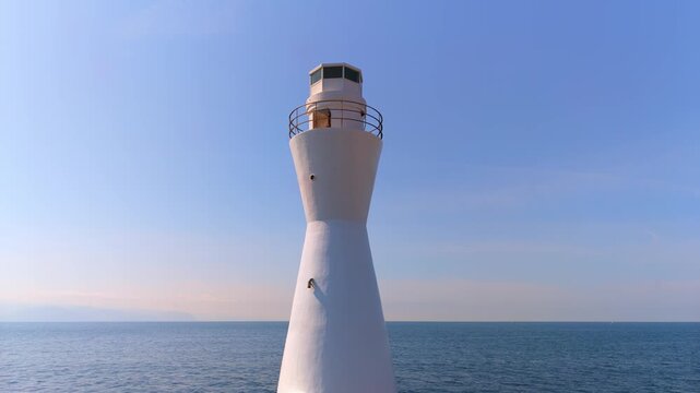港の白い灯台と太平洋 左パン撮影