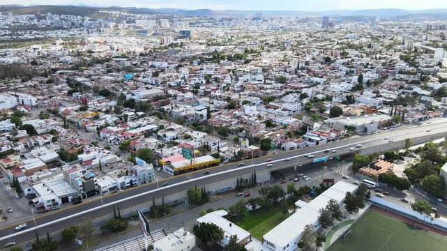 Vista a&eacute;rea con tr&aacute;fico y edificios, ciudad de San Luis Potos&iacute;, M&eacute;xico.