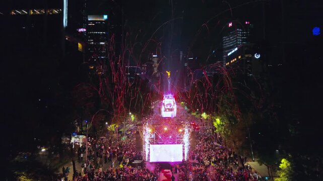 &Aacute;ngel de la independencia, fiesta de fin de a&ntilde;o en el monumento de reforma, luces en la noche, ciudad de M&eacute;xico