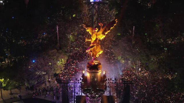 Fiesta de fin de a&ntilde;o en el &aacute;ngel de la independencia, paseo de la reforma en ciudad de M&eacute;xico de noche, concierto con luces en la ciudad