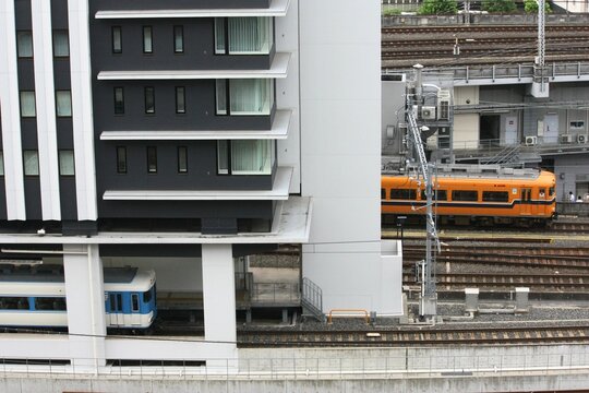 ホテルの建物を通り抜ける特急列車