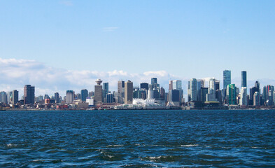 Obraz premium Vancouver city skyline across calm blue waterfront