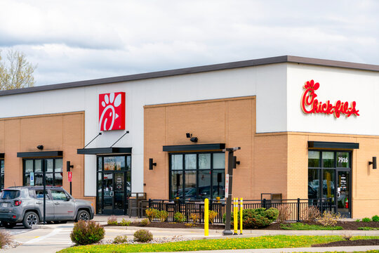 Cicero, NY - May 2, 2026: Roadside view of Chick‑fil‑A restaurant. Chick‑fil‑A, founded in 1967, operates more than 3,000 U.S. locations and owns the Truett&rsquo;s Grill and Dwarf House brands