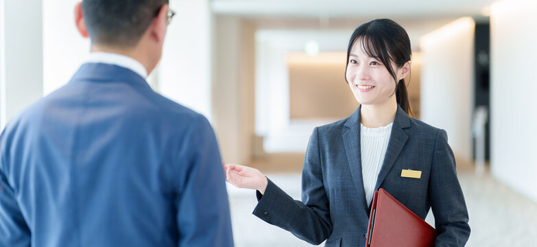 ゲストの接客をする女性スタッフ