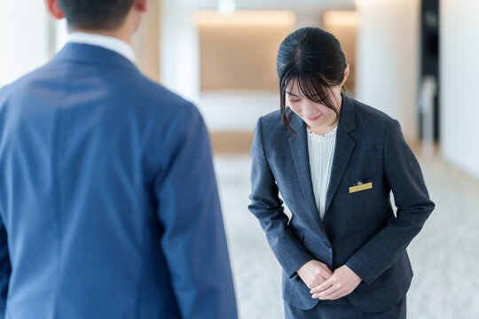 ゲストに謝罪をする女性スタッフ