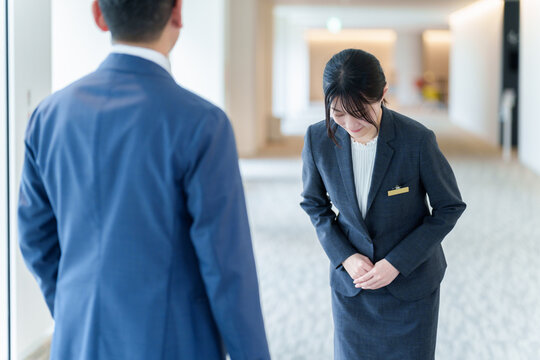 ゲストに謝罪をする女性スタッフ