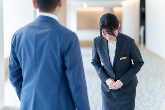 ゲストに謝罪をする女性スタッフ