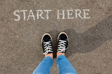 Obraz premium Person standing on start here marker ready for new beginning