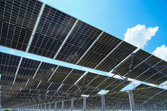Solar photovoltaic panels and solar photovoltaic power generation systems