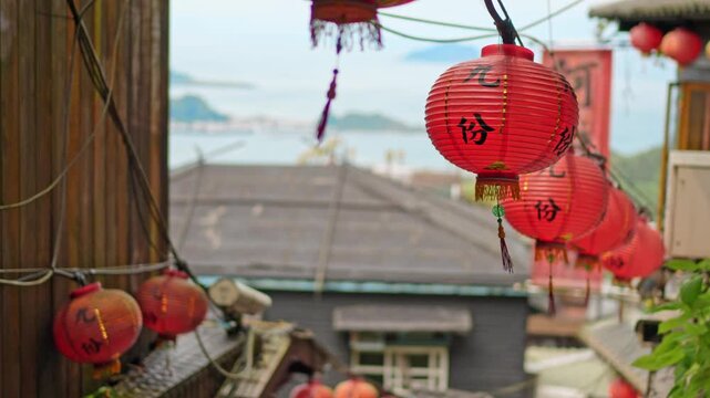 九份（台湾）の赤提灯と遠くに見える海
