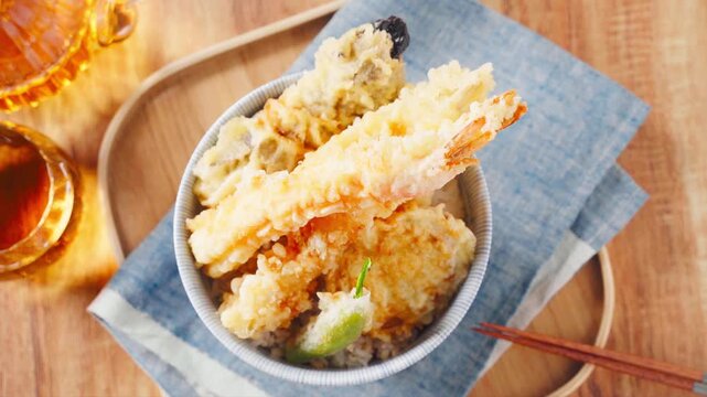 天丼 海老と野菜の天ぷらをのせた丼ご飯