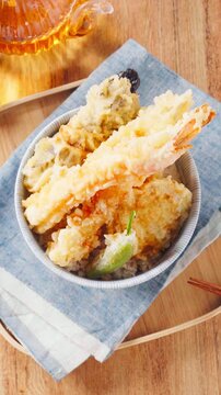 天丼 海老と野菜の天ぷらをのせた丼ご飯