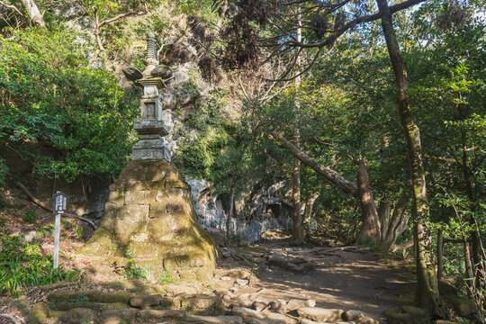 日本：鋸山の日本寺／大きな宝篋印塔がある山腹／千葉県鋸南町
