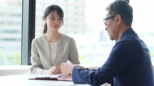 契約書にサインをする女性