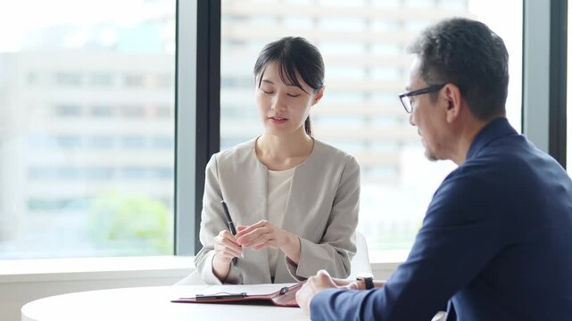 契約書にサインをする女性
