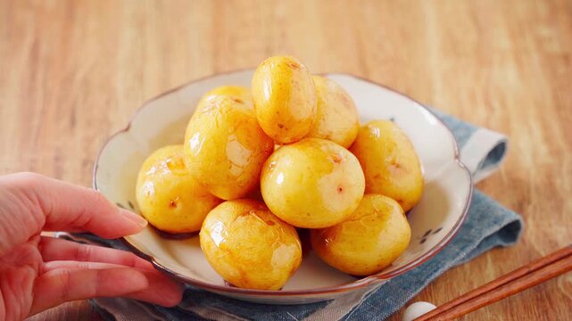 新じゃがの煮っ転がし 皮付きのまま甘辛く煮た春の副菜