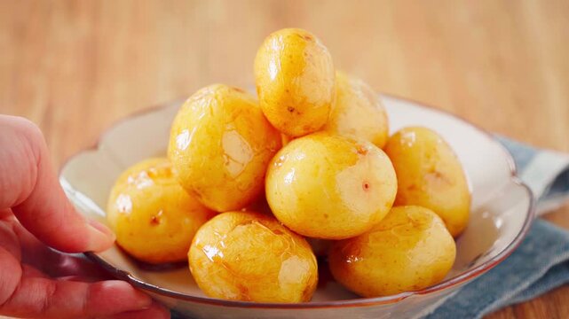新じゃがの煮っ転がし 皮付きのまま甘辛く煮た春の副菜
