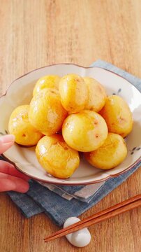 新じゃがの煮っ転がし 皮付きのまま甘辛く煮た春の副菜