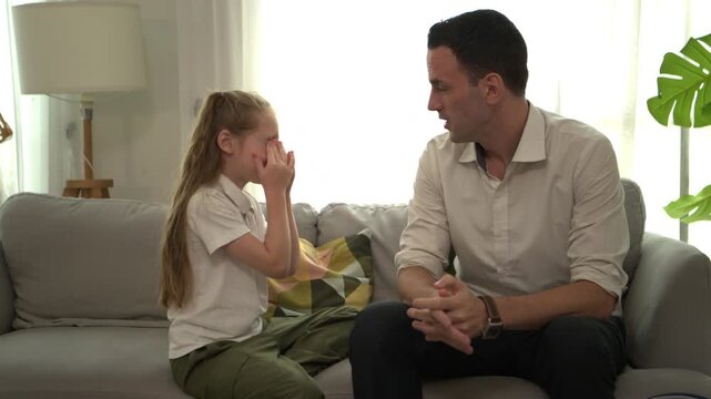 The father talked to his daughter, packed her school supplies in her backpack, and said goodbye before she went to school, showcasing the happiness and warmth of the family