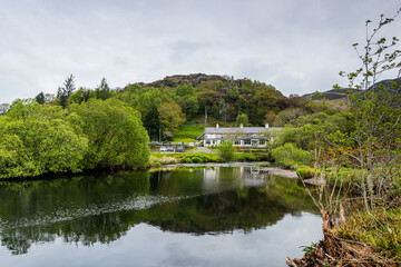 Obraz premium The Bryn Guesthouse and Llynnau Mymbyr, Capel Curig, Eryri (Snowdonia)