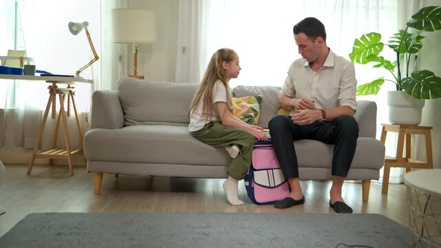 The father talked to his daughter, packed her school supplies in her backpack, and said goodbye before she went to school, showcasing the happiness and warmth of the family